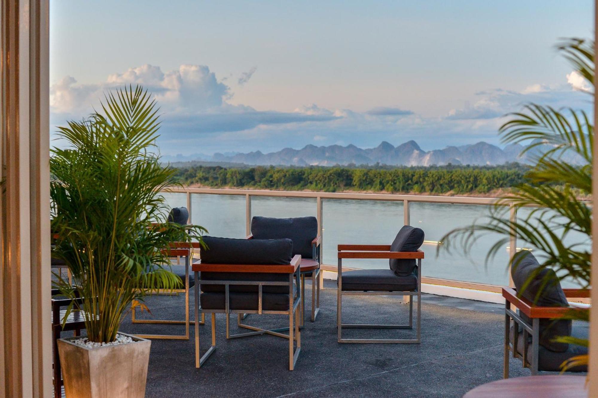 Blu Hotel Nakhon Phanom Buitenkant foto
